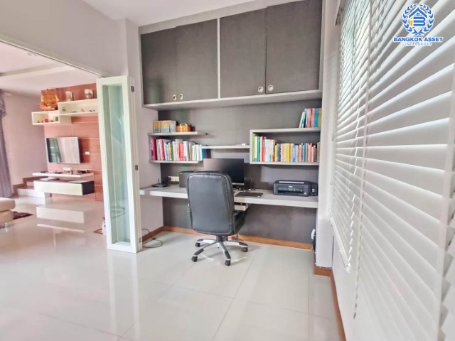 บ้านแฝดมือสอง กรุงเทพฯ ม.พราวด์เพลส สุขาภิบาล5 หลังมุม! เนื้อที่กว้าง 35 ตร.ว. ฟังก์ชัน 3 ห้องนอน 3 ห้องน้ำ ที่จอดรถ 2 คัน สภาพสวย ตกแต่งสไตล์โมเดิร์น บิวท์อินจัดเต็ม พร้อมอยู่ บนทำเลแห่งการเดินทาง ใกล้รถไฟฟ้าสายสีชมพู "สถานีวัชรพล" และจุดขึ้นทางด่วน "สุขาภิบาล5" จองด่วน!